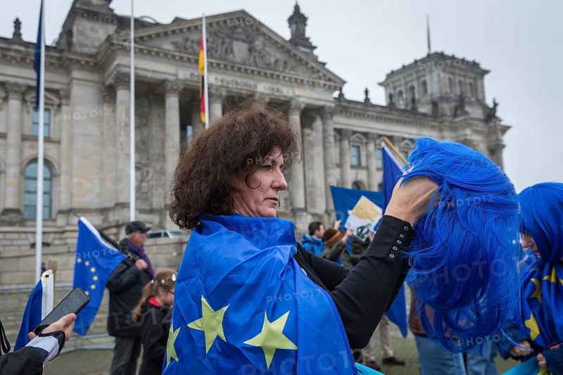 DEU Germany Germany Berlin Demonstration for a strong Europe by Puls of Eirope in front of the opening of the first Bundestag session