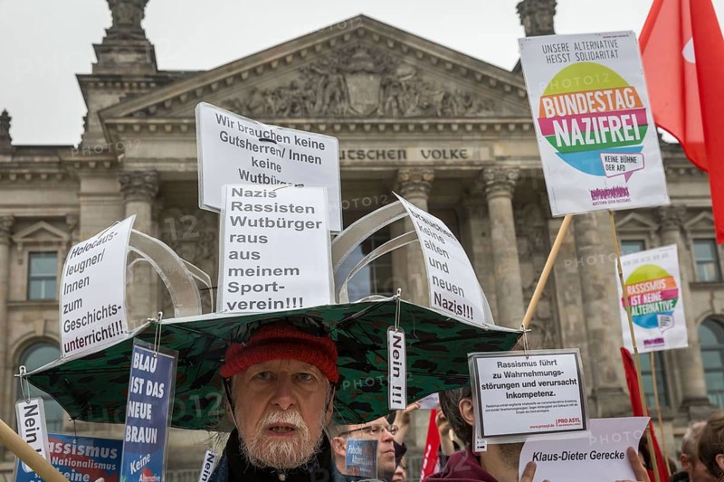 DEU Germany Germany Berlin Demonstration against racism and the AFD in front of the opening of the first Bundestag session. Man wears hat with slogans