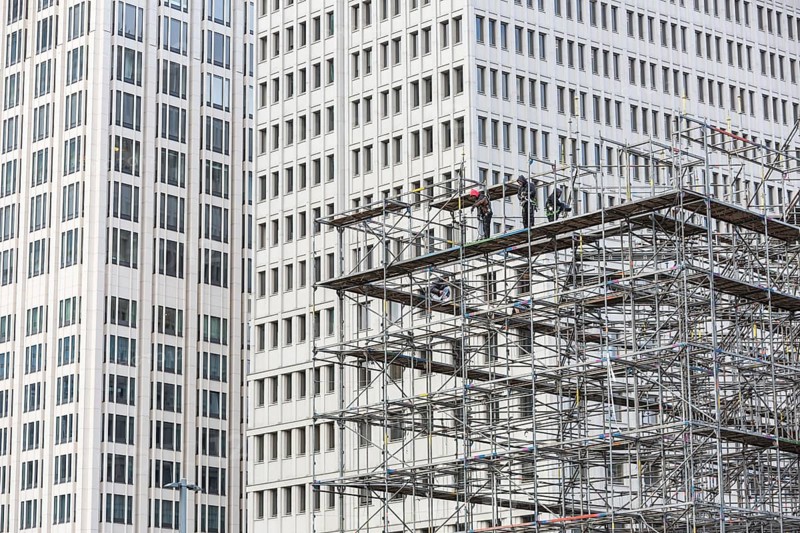 DEU Germany Germany Berlin Dismantling scaffolding at Potsdamer Platz. The Beisheim Centre in the background