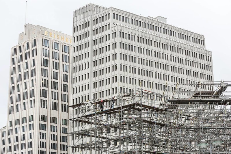 DEU Germany Germany Berlin Dismantling scaffolding at Potsdamer Platz. The Beisheim Centre in the background