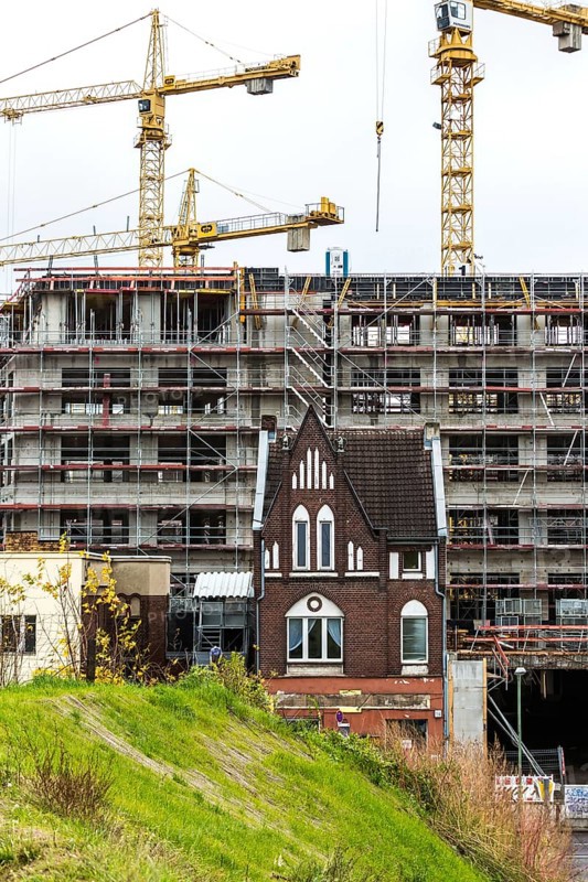 DEU Germany Germany Berlin View of a construction site with a heritage-protected building in front of a new building complex at the Yorckbrücken