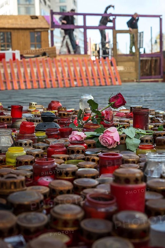 DEU Germany Germany Berlin Setting up the Christmas market at Breitscheidtplatz, where there is a temporary memorial for the victims of last year's attack at the memorial church