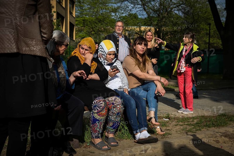 DEU Germany Germany Berlin Open day to present a new anchor centre on the grounds of the Karl Bonhoeffer mental hospital in Reinickendorf Visitors and refugees on the grounds of the Tempohome