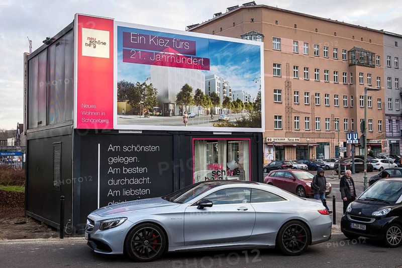DEU Germany Germany Berlin A luxury car parked in front of a presentation container for new buildings on Yorckstrasse The two-storey showrooms market property in Schöneberg
