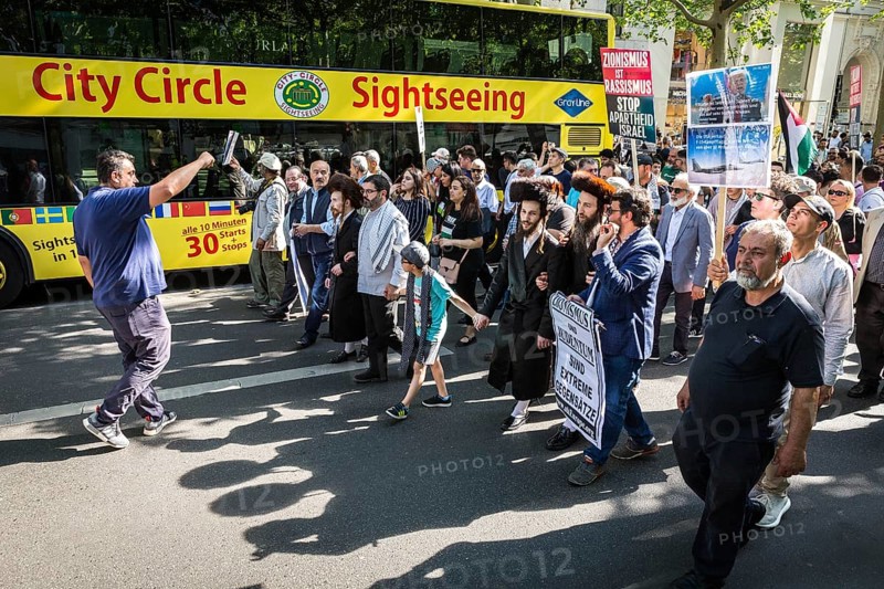 DEU Germany Germany Berlin Al Kuds march on Kudamm.demonstrators pass a sightseeing bus