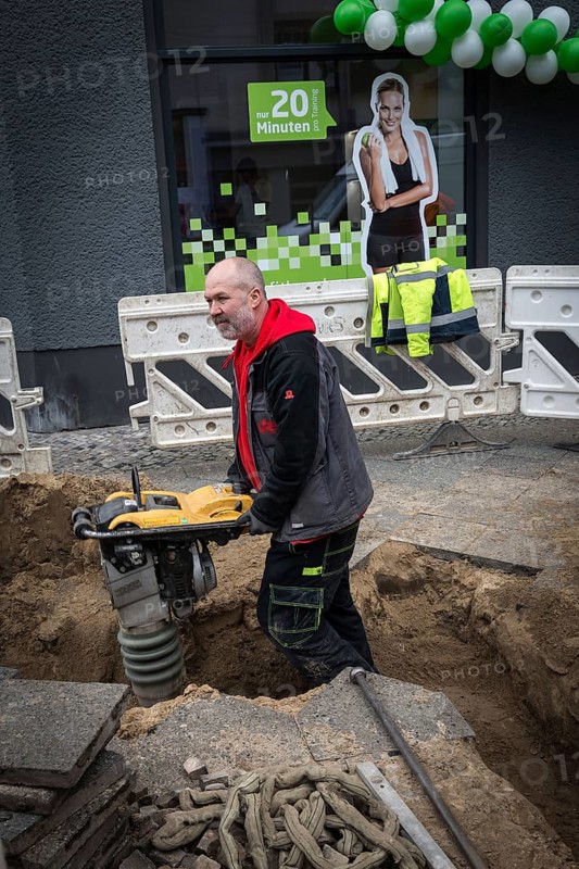 DEU Germany Germany Berlin Construction workers in front of a Fit Box gym in Wilmersdorf