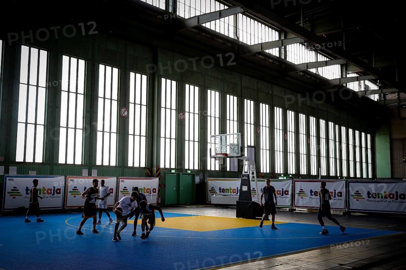 DEU Germany Germany Berlin As part of the German Foundation Week, the Cologne-based organisation Rheinflanke demonstrates sporting opportunities for refugees in the hangar at Tempelhof Airport