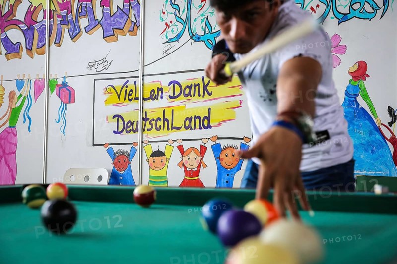 DEU Germany Germany Berlin As part of the German Foundation Week, the Cologne-based organisation Rheinflanke demonstrates sports facilities for refugees in the hangar at Tempelhof Airport. Refugees play billiards in Hangar 1