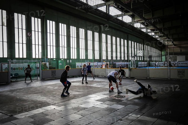 DEU Germany Germany Berlin As part of the German Foundation Week, the Cologne-based organisation Rheinflanke demonstrates sporting opportunities for refugees in the hangar at Tempelhof Airport