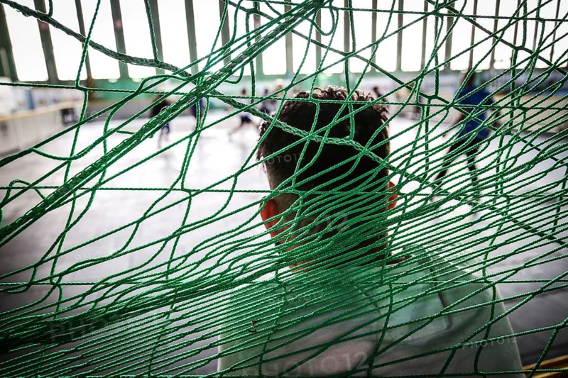DEU Germany Germany Berlin As part of the German Foundation Week, the Cologne-based organisation Rheinflanke demonstrates sporting opportunities for refugees in the hangar at Tempelhof Airport. Spectators behind a safety net during a football match