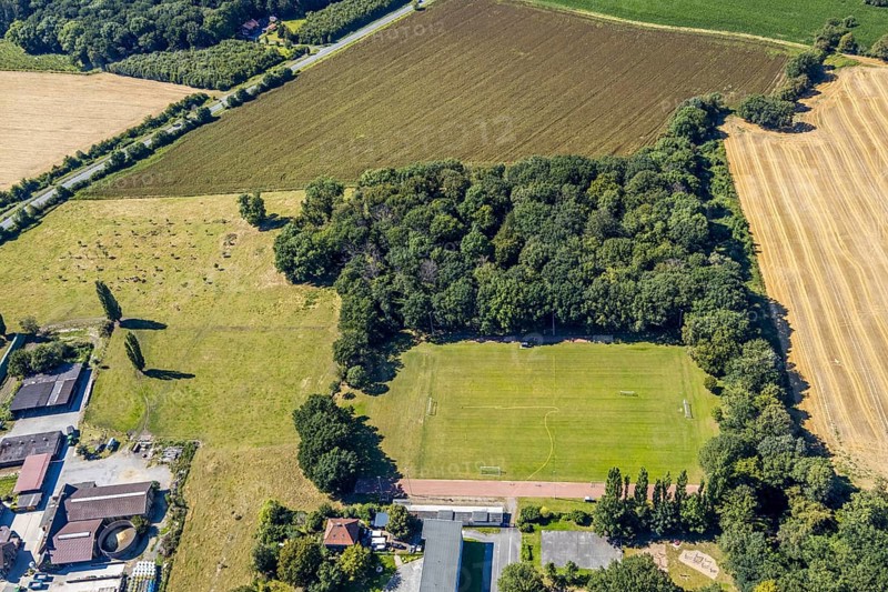 Aerial view, primary school Josefschule, sports field, Hamm, Ruhr area, North Rhine-Westphalia, Germany, DE, Europe, birds-eyes, view, aerial photography, aerial photography, overview, bird's eye view, education, pupils, college, training, school year, homework, class, year group, education, pedagogy, gymnastics, sport, ball sports, fitness, movement, athletics