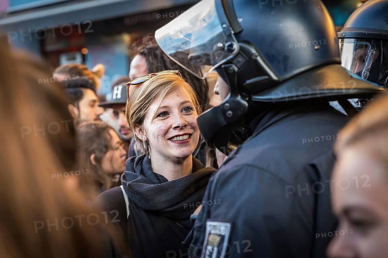 DEU Germany Germany Berlin 1st of May demonstration through Kreuzberg.conversation with the police on Skalitzerstrasse