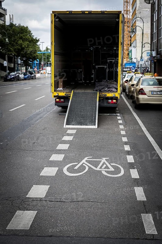 DEU Germany Germany Berlin Scene with cyclists in the capital: A lorry stands in the cycle lane on Nürnberger Straße