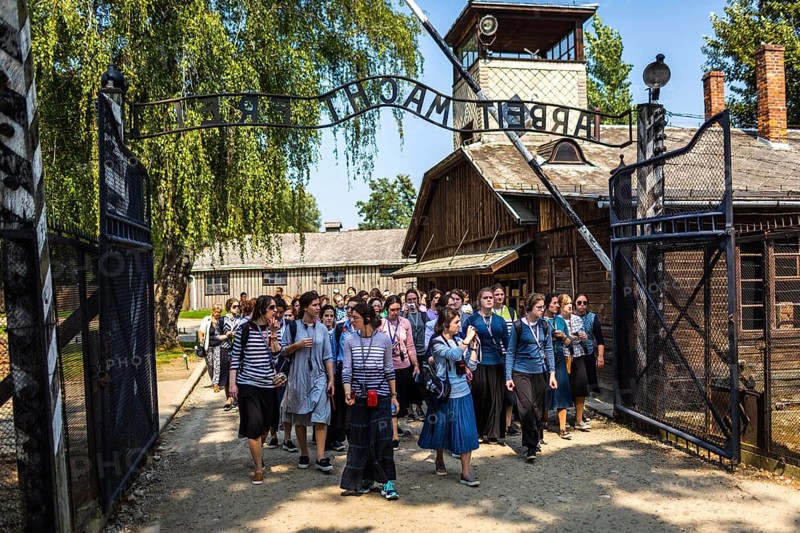 POL Poland Poland Auschwitz group of visitors at the entrance to the memorial site of the former Auschwitz concentration camp