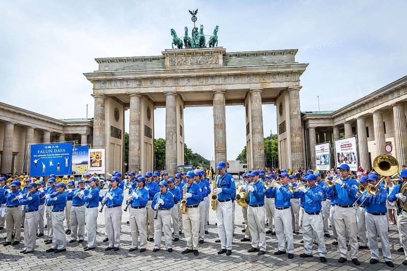DEU Germany Germany Berlin The Chinese sect Falun Dafa during a rally at the Brandenburg Tor