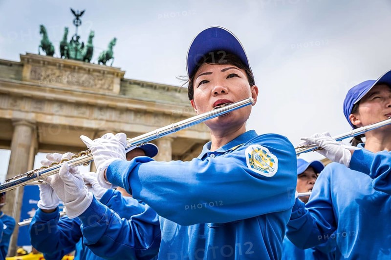 DEU Germany Germany Berlin The Chinese sect Falun Dafa during a rally at the Brandenburg Tor