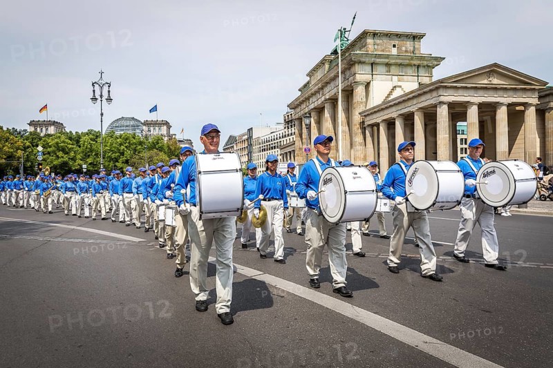 DEU Germany Germany Berlin The Chinese sect Falun Dafa during a rally at the Brandenburg Tor