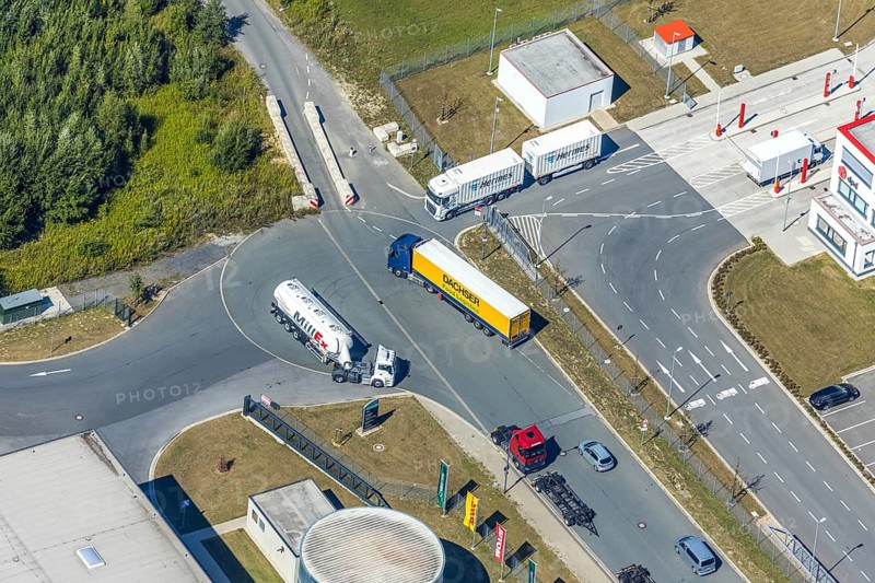 Aerial view, DPD depot in Hamm, truck stop Osterbönener Weg, logistics centre, Hamm, Ruhr area, North Rhine-Westphalia, Germany, DE, Europe, birds-eyes view, aerial view, aerial photography, aerial photography, overview, bird's eye view, truck stop, road block, road narrowing