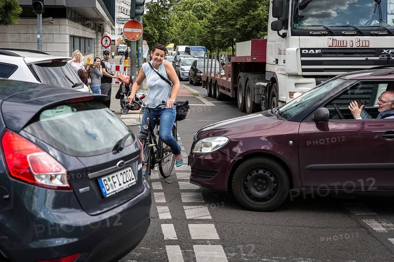 DEU Germany Germany Berlin Cyclist battles her way through heavy traffic on Klingenhoeferstrasse