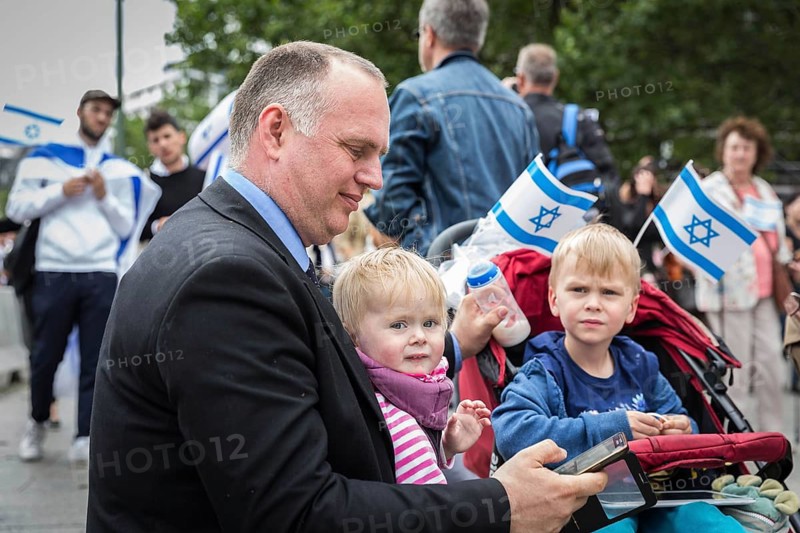 DEU Germany Germany Berlin Pro-Israel demonstration on Kurfürstendamm towards Breitscheidtplatz. Father with children, with milk bottle and mobile phone