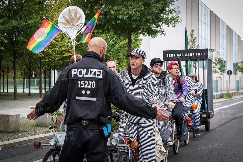 DEU Germany Germany Berlin Scene of the Hanfparade. Police stop participants who have strayed from the route in front of the Chancellery