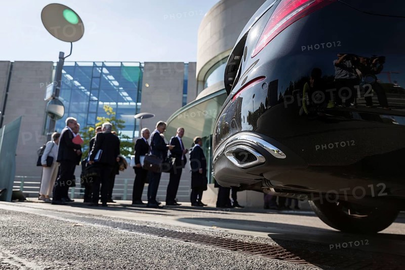 DEU Germany Germany Berlin Employees of the automotive industry on their way to the diesel summit at the Federal Chancellery