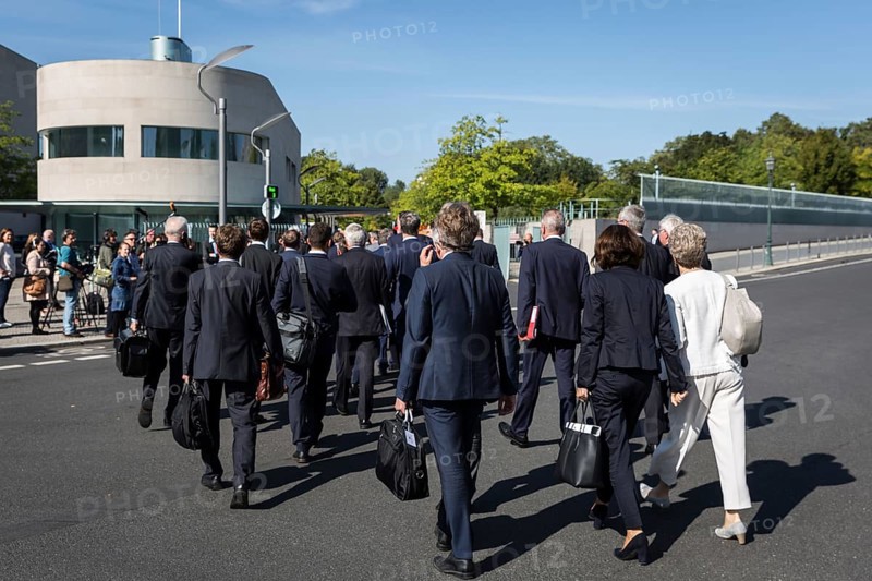 DEU Germany Germany Berlin Employees of the automotive industry on their way to the diesel summit at the Federal Chancellery