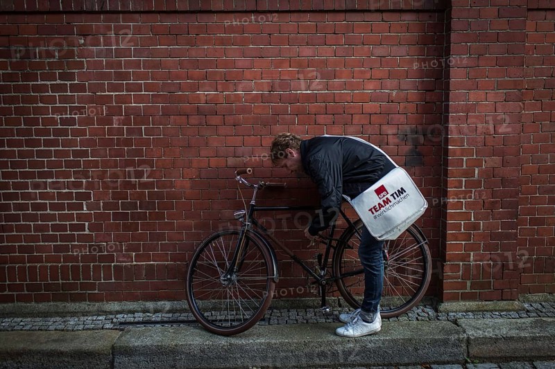 DEU Germany Germany Berlin SPD Tim Renner locks his bike in front of an event organised by the SPD Cultural Forum in Berlin's Lapidarium
