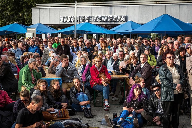 DEU Germany Germany Dresden Election rally of the Left Party in front of an Italian ice cream parlour