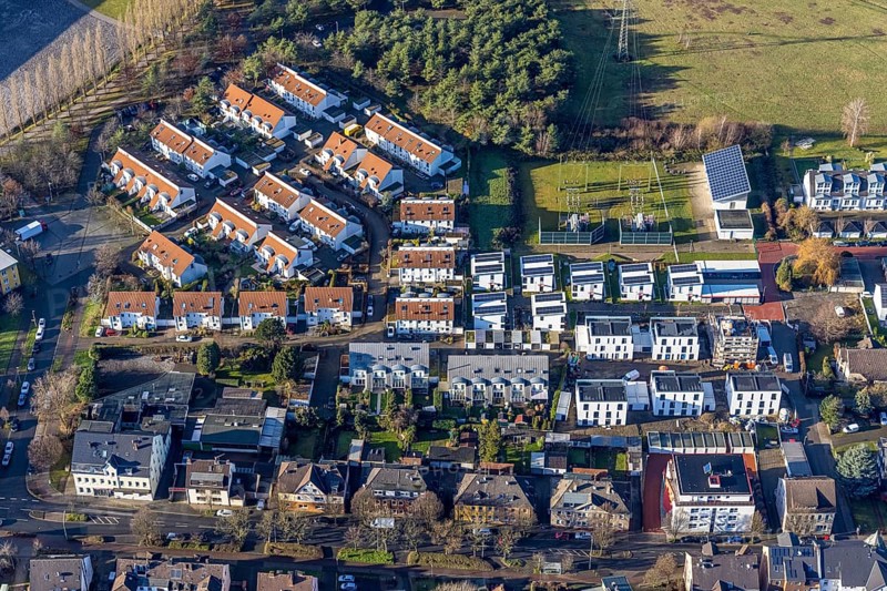 Aerial view, construction site, new residential area Henin-Beaumont-Straße, Sodingen, Herne, Ruhr area, North Rhine-Westphalia, Germany, construction work, building, construction area, building site, building plots, construction project, construction site, DE, Europe, property tax, real estate, aerial view, aerial photography, aerial photography, apartment buildings, apartment blocks, new build, photovoltaic, photovoltaic system, terraced houses, solar, solar system, solar energy, solar energy, overview, bird's-eye view, housing estate, housing and living, residential area, residential buildings, quality of living, residential neighbourhood, housing estate, birds-eyes view, overview