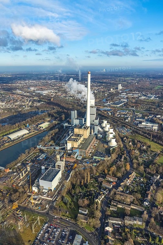 Aerial view, STEAG combined heat and power plant Herne on the Rhine-Herne Canal, construction site new gas and steam power plant of Steag, Baukau-West, Herne, Ruhr area, North Rhine-Westphalia, Germany, construction work, construction, construction area, construction site, construction project, construction site, DE, steam cloud, power plant, Europe, distant view, district heating, CCGT power plant, Hertener Straße, power plant, aerial view, aerial photography, aerial photography, Rhine-Ruhr metropolitan region, new construction, smoke cloud, coal-fired power plant, overview, bird's eye view, birds-eyes view, overview