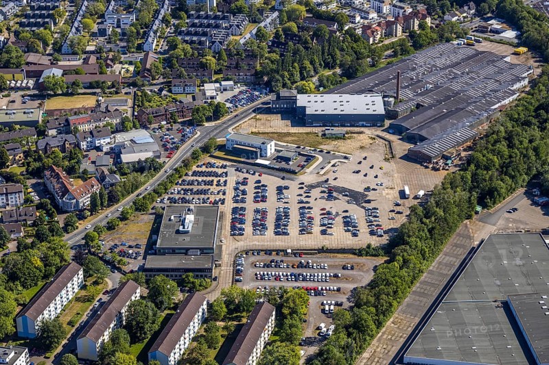 Aerial view, Hattingen police station, Nierenhofer Straße industrial estate, new car park, Hattingen, Ruhr area, North Rhine-Westphalia, Germany, eye of the law, DE, Ennepe-Ruhr district, Europe, commercial enterprises, commercial area, industrial estate, commercial park, commercial location, commercial use, industrial area, industrial site, aerial view, aerial photography, aerial photography, law enforcement officer, car park, police, police station, police station, state authority, state power, overview, bird's eye view, birds-eyes view, overview