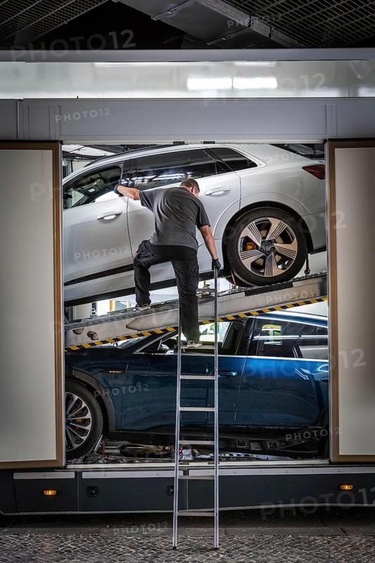 DEU Germany Germany Berlin SUVs with electric motors are loaded onto a transporter in Kantstrasse. The vehicles were prepared for transport on Kantstrasse after a presentation by Audi