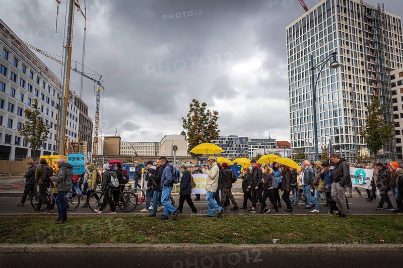DEU Germany Germany Berlin Demonstration against rent increases and gentrification: protesters walk along a building site behind Alexa