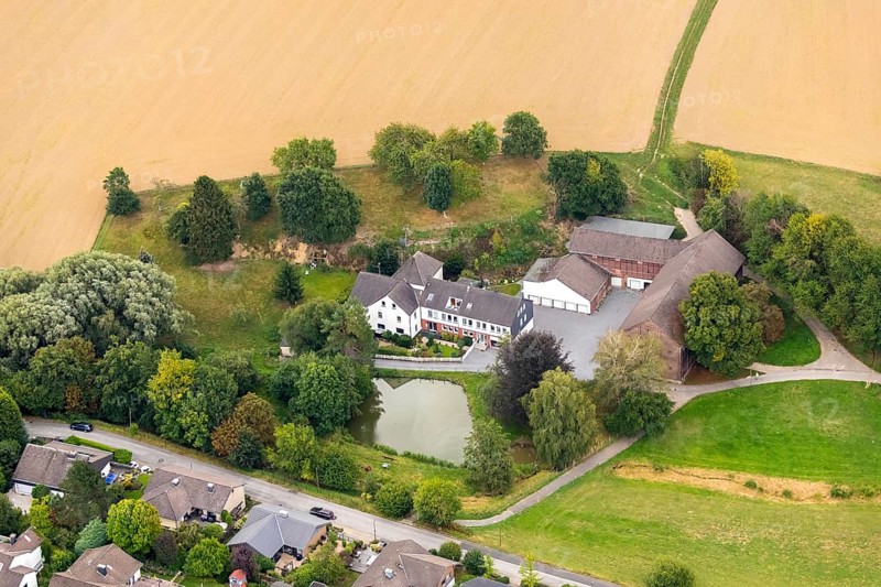 Aerial view, agricultural farm, residential building, Laubecker Straße, Heiligenhaus, Ruhr area, North Rhine-Westphalia, Germany, DE, Europe, aerial view, aerial photography, aerial photography, pond, overview, bird's-eye view, overview