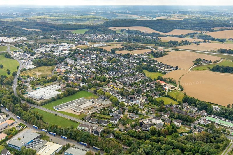 Aerial view, commercial area, Schwepper Beschlag GmbH, residential area local view Hetterscheidt, Heiligenhaus, Ruhr area, North Rhine-Westphalia, Germany, DE, Europe, commercial enterprises, commercial area, commercial location, commercial use, property tax, real estate, industrial area, industrial location, aerial photograph, aerial photography, aerial photography, Pinner Straße, overview, bird's eye view, residential area, living and living, residential area, residential buildings, residential quality, residential neighbourhood, housing estate, birds-eyes view, overview