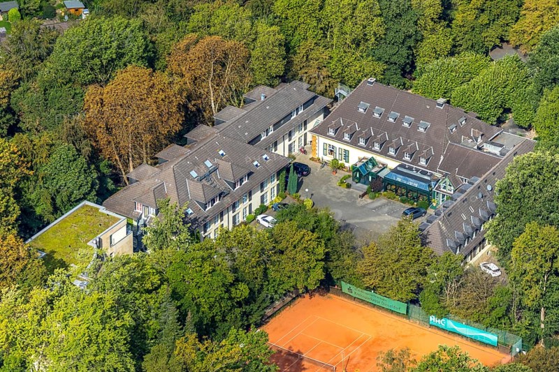 Aerial view, Waldhotel Heiligenhaus, Tennisvereinigung Grün-Weiß, Heiligenhaus, Ruhr area, North Rhine-Westphalia, Germany, 4-star hotel, DE, Europe, gastronomy, hotel, hotel facilities, hotel business, aerial view, aerial photography, aerial photography, Parkstraße, sports, tennis, tennis facility, tennis courts, tennis club, overview, bird's-eye view, forest area, birds-eyes view, overview