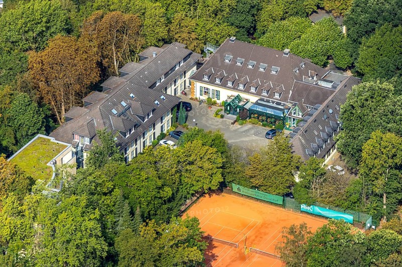 Aerial view, Waldhotel Heiligenhaus, Tennisvereinigung Grün-Weiß, Heiligenhaus, Ruhr area, North Rhine-Westphalia, Germany, 4-star hotel, DE, Europe, gastronomy, hotel, hotel facilities, hotel business, aerial view, aerial photography, aerial photography, Parkstraße, sports, tennis, tennis facility, tennis courts, tennis club, overview, bird's-eye view, forest area, birds-eyes view, overview