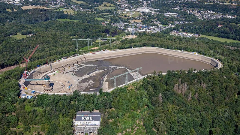 Aerial photo, RWE has completely emptied the large upper reservoir for the main inspection at the Herdecke pumped storage power plant. The plant will be off the grid for a few weeks, storage reservoir, RWE pumped storage power plant, Köpchenwerk, Herdecke, Ruhr area, North Rhine-Westphalia, Germany&lt, construction work, construction area, construction measure, construction project, construction site, DE, Germany, Europe, Ruhr river, Hengsteysee, aerial photograph, aerial photography, aerial photography, pumped storage power plant Köpchenwerk, RWE, lake, overview, bird's-eye view, forest area, birds-eyes view, overview