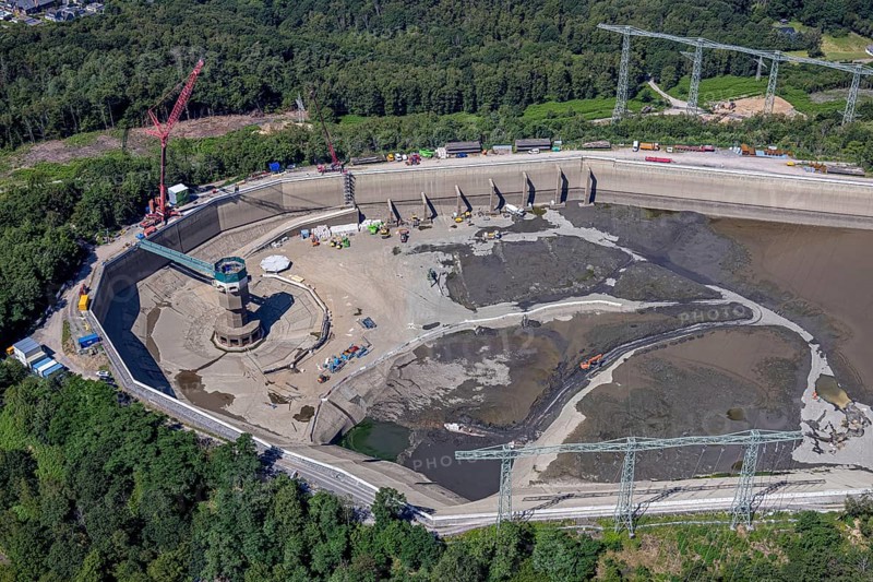 Aerial photo, RWE has completely emptied the large upper reservoir for the main inspection at the Herdecke pumped storage power plant. The plant will be off the grid for a few weeks, storage reservoir, RWE pumped storage power plant, Köpchenwerk, Herdecke, Ruhr area, North Rhine-Westphalia, Germany&lt, construction work, construction area, construction measure, construction project, construction site, DE, Germany, Europe, Ruhr river, Hengsteysee, aerial photograph, aerial photography, aerial photography, pumped storage power plant Köpchenwerk, RWE, lake, overview, bird's-eye view, forest area, birds-eyes view, overview