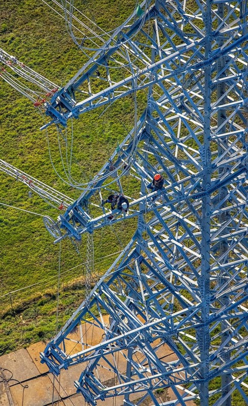 Aerial photo, construction power line Dortmund-Hagen, climber in power pylon, worker, height worker, power pylon, high voltage, Ostend, Herdecke, Ruhr area, North Rhine-Westphalia, Germany, DE, Europe, birds-eyes, view, aerial photo, aerial photography, aerial photography, overview, overview, bird's eye view, power supply, energy, energy supply, power line
