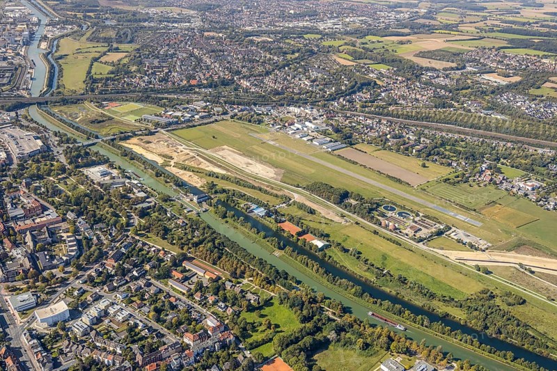 Aerial view, Hamm airfield, Mattenbecke sewage treatment plant, Lippe floodplain, Datteln-Hamm canal, River Lippe, Hamm, Ruhr area, North Rhine-Westphalia, Germany, wastewater treatment plant, wastewater treatment, construction area, construction site, building site, construction project, construction site, DE, Europe, flight emission, airport, aircraft noise, airfield, airfield site, sewage treatment plant, runway, aerial view, aerial photography, aerial photography, Münsterstrasse, runway, overview, bird's-eye view, water treatment plant, water purification plant, birds-eyes view, overview