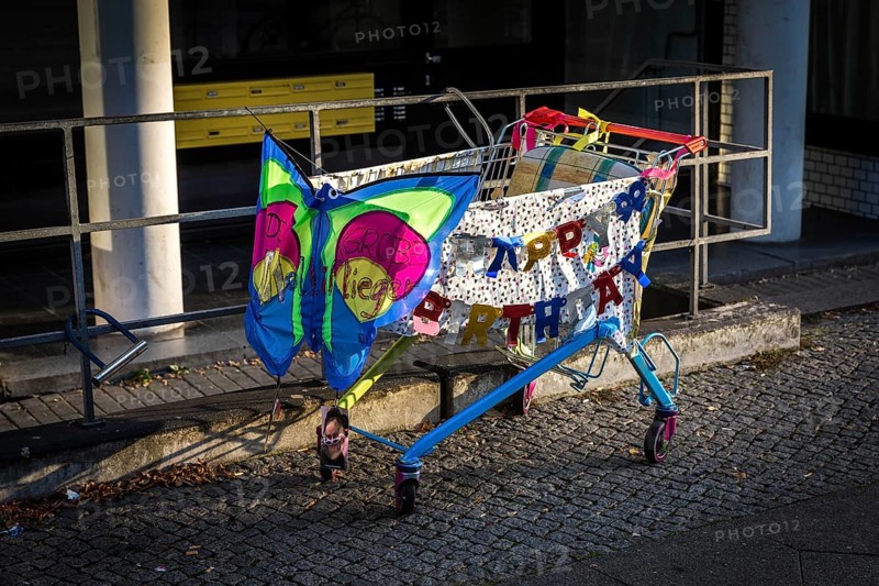 DEU Germany Germany Berlin A shopping trolley decorated for a birthday is parked on Potsdamer Strasse