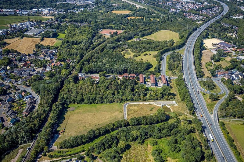 Aerial view, motorway A42, motorway junction Herne Börnig, residential area Sodinger Straße, Börniger Bach, Herne, Ruhr area, North Rhine-Westphalia, Germany, motorway junction, DE, Europe, property tax, real estate, aerial photograph, aerial photography, aerial photography, Rhine-Ruhr metropolitan region, overview, bird's-eye view, wooded area, residential area, housing and living, residential area, residential buildings, residential quality, residential quarter, housing estate, bird's-eye view, overview