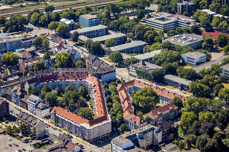 Aerial view, housing estate Goebenstraße, Realschule Strünkede, Emschertal Berufskolleg der Stadt Herne Nebenstelle Westring, Mulvany Berufskolleg Herne, Pestalozzi-Gymnasium Herne, Herne, Ruhr area, North Rhine-Westphalia, Germany, education, educational institution, DE, Europe, shapes and colours, property tax, green areas, grammar school, real estate, college school, teaching institute, aerial view, aerial photography, aerial photography, Rhine-Ruhr metropolitan region, secondary school, school, overview, bird's-eye view, housing estate, housing and living, residential area, residential buildings, housing quality, residential neighbourhood, housing estate, birds-eyes view, overview