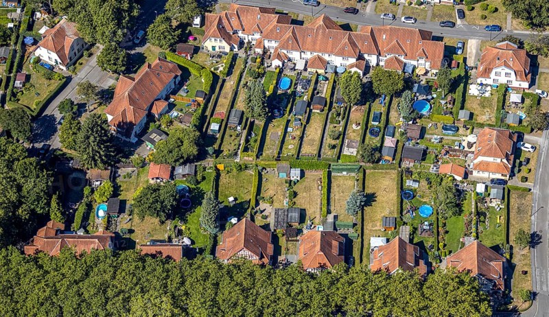 Aerial view, Teutoburgia housing estate with swimming pools in the back gardens, pools, garden city, colliery housing estate, Herne, Ruhr area, North Rhine-Westphalia, Germany, workers' housing estate, Baarestraße, DE, monument protection, Europe, property tax, green areas, green trees, gardens, real estate, aerial view, aerial photography, aerial photography, apartment buildings, Rhine-Ruhr metropolitan region, sight, overview, bird's-eye view, housing estate, housing and living, residential area, residential buildings, residential quality, residential neighbourhood, housing estate, housing estate Teutoburgia, birds-eyes view, overview, red roofs