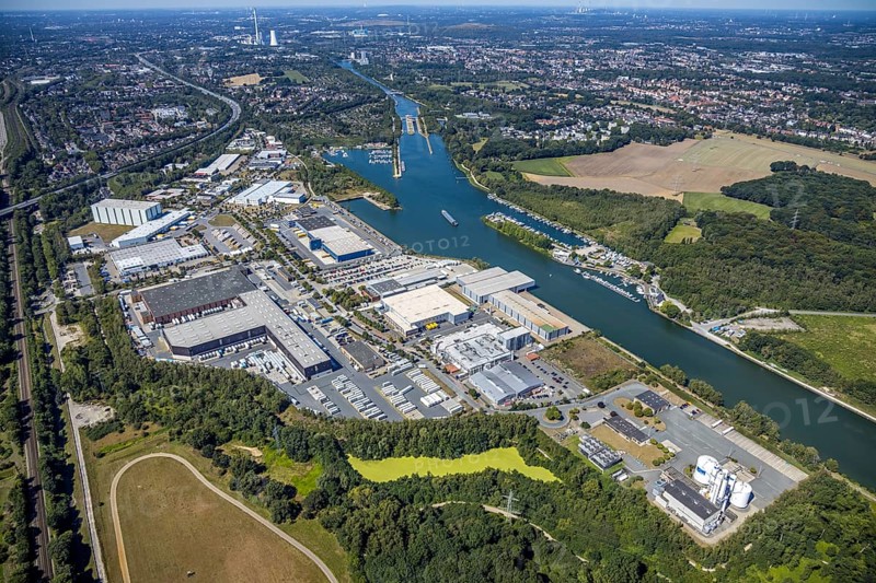 Aerial view, lock Herne-Ost, industrial estate Friedrich der Große, boats at the jetty, mooring place Automobilclub und Motorbootclub Castrop-Rauxel, Rhine-Herne-Canal, water sports club Herne 1920, Herne, Ruhr area, North Rhine-Westphalia, Germany, boats, DACHSER SE, DE, Europe, commercial enterprises, commercial area, commercial area, commercial park, commercial location, commercial use, green trees, Herner Meer, industrial plants, industrial area, industrial location, aerial view, aerial photography, aerial photography, Rhine-Ruhr metropolitan region, motorboats, swimming pool, overview, bird's-eye view, overview