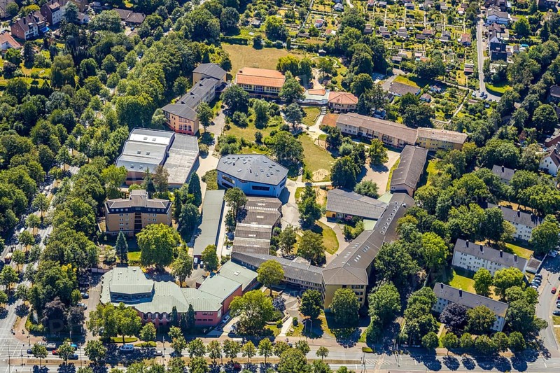 Aerial view, Hiberniaschule Herne, Hibernia Kindergarten, Holsterhauser Straße, allotment garden site Am Grünen Ring, allotment garden site Aschebruch, Herne, Ruhr area, North Rhine-Westphalia, Germany, education, educational institution, DE, Europe, community garden, Grüngürtel, KGV, allotment garden, allotment garden site, allotment garden association, allotment garden association, educational institute, aerial view, aerial photography, aerial photography, metropolitan region Rhine-Ruhr, allotment garden, school, overview, bird's eye view, overview
