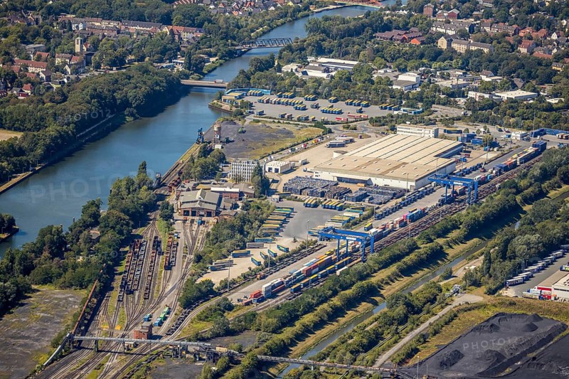 Aerial photograph, industrial estate Am Westhafen, CTH Container Terminal Herne GmbH, Müller - Die lila Logistik AG, Rhine-Herne Canal, Alte Schleuse Wanne-Eickel, Herne, Ruhr area, North Rhine-Westphalia, Germany, DE, Europe, commercial enterprises, commercial area, industrial estate, industrial park, commercial location, commercial use, freight transport, industrial facilities, industrial area, industrial site, canal level, logistics, logistics service, logistics service provider, logistics provider, aerial view, aerial photography, aerial photography, Rhine-Ruhr metropolitan region, transport, overview, bird's-eye view, overview