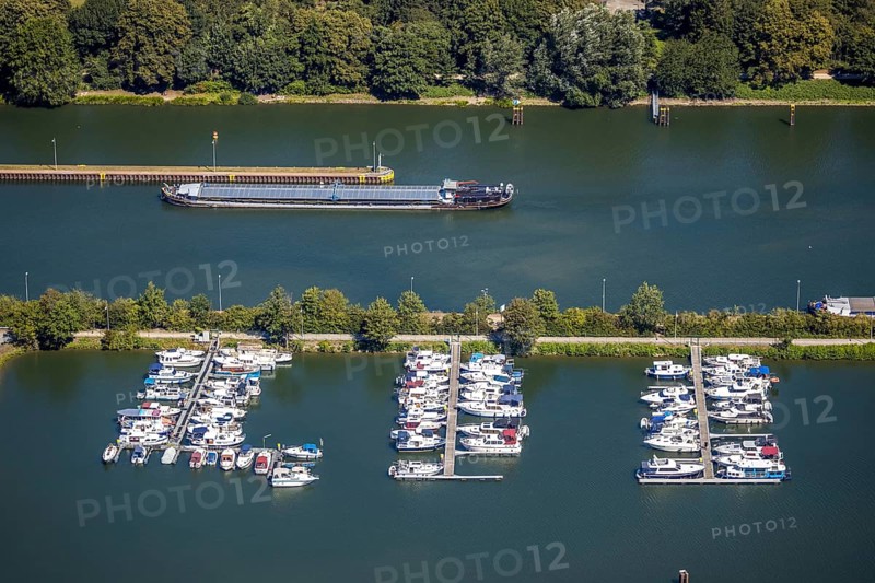 Aerial view, boats at the jetty, Rhine-Herne Canal, water sports club Herne 1920, Herne, Ruhr area, North Rhine-Westphalia, Germany, boats, jetty, boat landing stage, DE, Europe, shapes and colours, aerial view, aerial photography, aerial photography, Rhine-Ruhr metropolitan region, motorboats, ship, sailing boats, overview, bird's eye view, birds-eyes view, overview